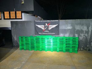 Homem é preso com carro roubado e meio milhão de reais em maconha