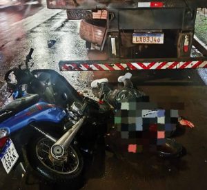 Motociclista fica ferida ao bater em caminhão parado na fronteira de MS