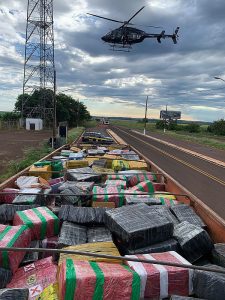 Motorista de SC é preso na fronteira com carga de maconha escondida sob milho