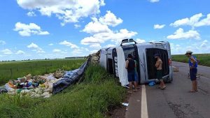 Mulher fica ferida após carreta tombar na MS-040; marido e filha sem ilesos