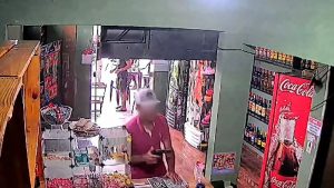 VÍDEO: Homem invade bar e atira em funcionário em cidade de MS