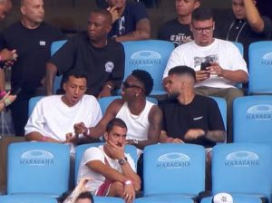 Vini Jr acompanha final do Campeonato Carioca no Maracanã antes de se apresentar à Seleção