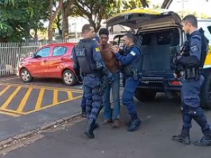"Vou comer quentinha no presídio", diz homem ao ser preso pela GM após furtar vodka e Heineken de um clube em Dourados