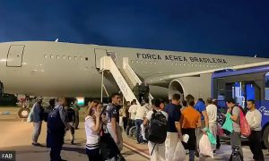 Avião com 96 brasileiros deportados dos EUA chega ao Brasil