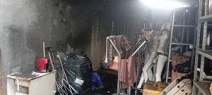 Bombeiros controlam incêndio em depósito de loja no centro de Dourados