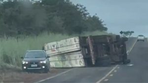 Carreta tomba na BR-060 e pista é interditada em Paraíso das Águas