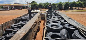 Carretas carregadas com 600 pneus ilegais são apreendidas na MS-164