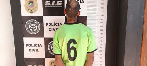 Durante investigação de roubo de veículo, policiais flagram homem vendendo droga no meio da rua