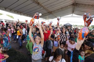Festa da Páscoa emociona crianças e pais com a distribuição de chocolate