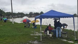 Garoa não impede e famílias comparecem no Parque Antenor Martins para pesca