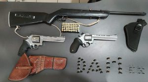 Polícia apreende armamento em residência e fazenda em cidade de MS; homem é preso