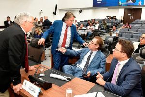 Projeto de Lei que obriga revendedora informar se carro é de leilão passa em 1ª