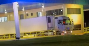 VÍDEO: Defron apreende grande quantidade de celulares em carreta câmara fria