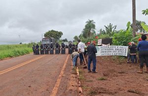 VÍDEO: Tropa de Choque expulsa MST de área rural no distrito de Panambi