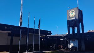 ‘Pega ladrão’, diz populares após flagrar homem saindo de empresa em Dourados