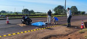 Motociclista morre em colisão violenta com carreta na BR-163; motorista fugiu