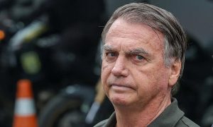 Bolsonaro passa por nova cirurgia para tratar soluço, diz Michelle