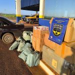 Carro é apreendido com perfumes, brinquedos e cigarros contrabandeados