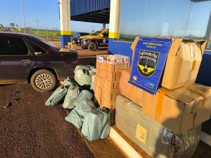 Carro é apreendido com perfumes, brinquedos e cigarros contrabandeados