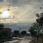 Domingo de sol com algumas nuvens e chuva rápida em Dourados