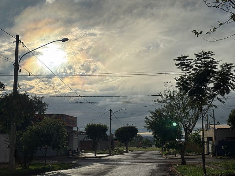 Domingo de sol com algumas nuvens e chuva rápida em Dourados