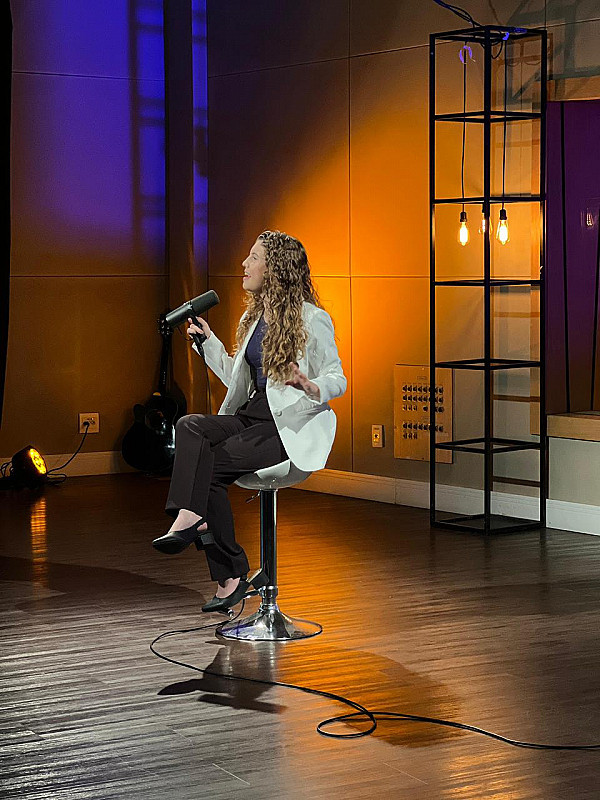 Gabi Andrade lança releitura da música ‘Deus Cura’ gravada com a Graça Music no RJ