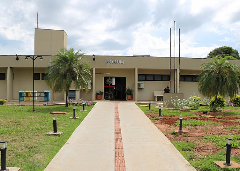 Justiça condena dupla sertaneja a indenizar adolescente embriagado em palco