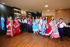 Marçal Filho recebe integrantes do CTG após destaque no Fegams