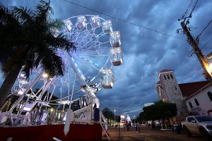 Natal Encantado ganha roda gigante de 26 metros e famílias aprovam a atração