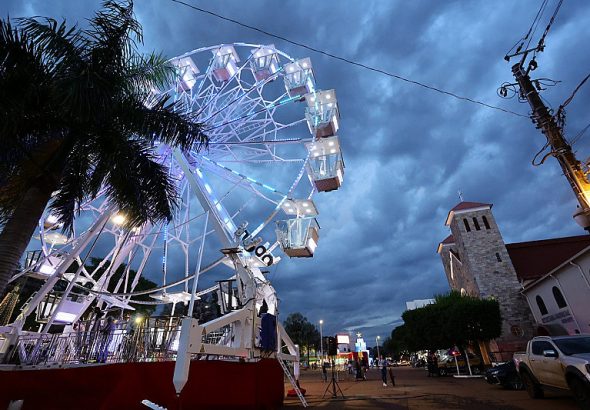 Natal Encantado ganha roda gigante de 26 metros e famílias aprovam a atração