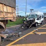 Um morre e 6 ficam feridos após van com pacientes de hemodiálise colidir com caminhão