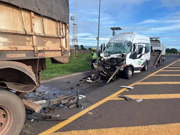 Um morre e 6 ficam feridos após van com pacientes de hemodiálise colidir com caminhão
