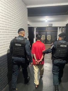 Alegando ameaça, jovem é preso pela Força Tática ao ser flagrado com arma e munições