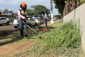 Áreas públicas de Dourados recebem roçada e limpeza neste início de 2026
