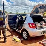 Carro com problemas mecânico é abandonado com 565 quilos de maconha na fronteira