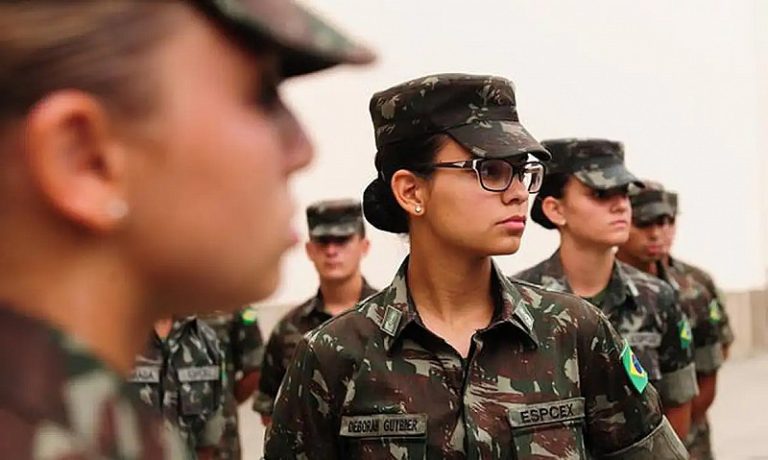 Exército faz seleção para alistamento militar de homens e mulheres