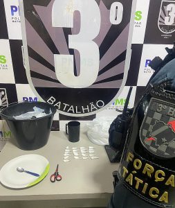 Força Tática prende mulher que havia acabado de vender cocaína no Estrela Porã