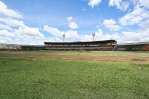 Gramado do Douradão é preparado para receber jogos do Campeonato Estadual