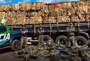 Irmãos são presos com 1,7 tonelada de maconha em carreta de recicláveis