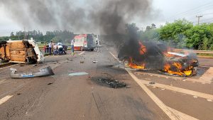 Motorista perde controle do carro, colide com outro e veículo pega fogo em Dourados