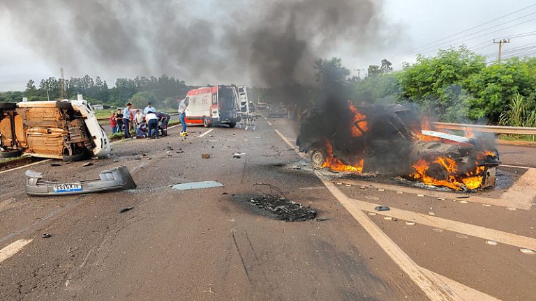 Motorista perde controle do carro, colide com outro e veículo pega fogo em Dourados