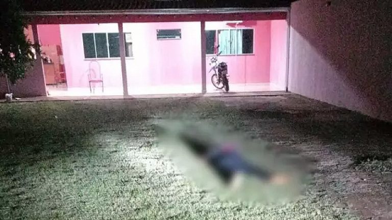 Pistoleiros executam homens que conversavam dentro de carro na fronteira