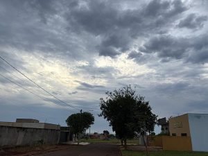 Sábado de céu fechado e previsão de chuva forte à tarde em Dourados