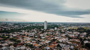 Sábado de sol, períodos de céu nublado e previsão de chuva à noite em Dourados