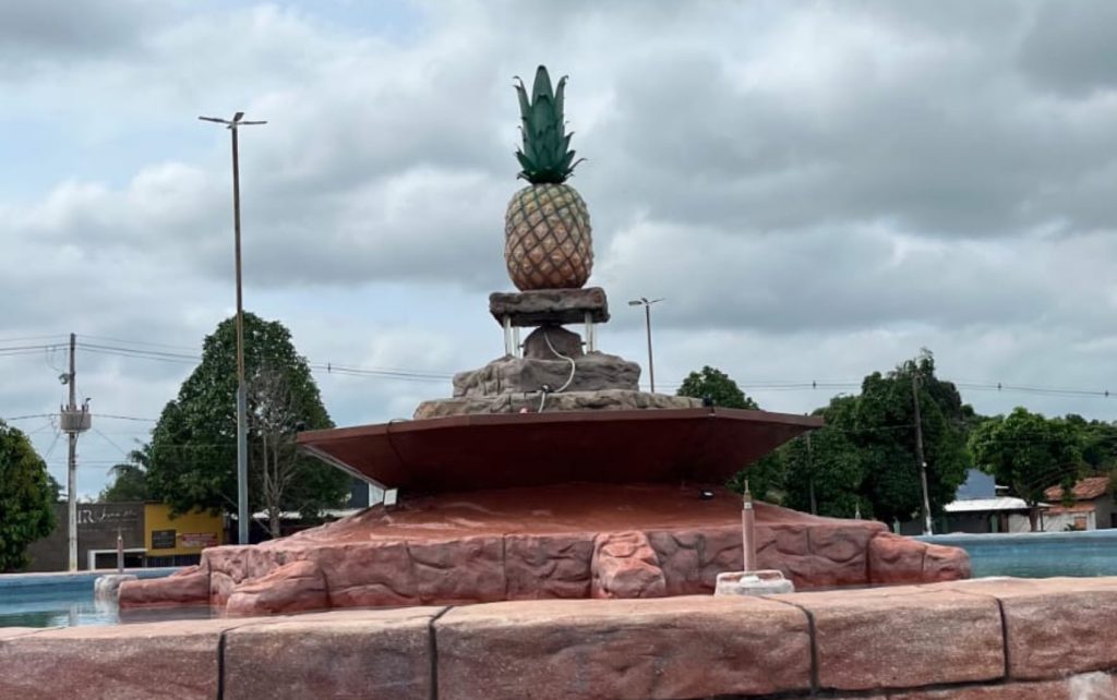 abacaxi-gigante-em-ananas-simbolo-do-nome-da-cidade.png
