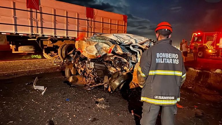 Batida entre carro e carreta mata 3 pessoas e deixa uma ferida na BR-267