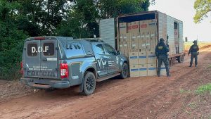 Caminhão com registro de furto é apreendido com 16 mil pacotes de cigarros