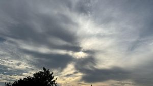 Fevereiro começa com céu encoberto por nuvens e previsão de chuva