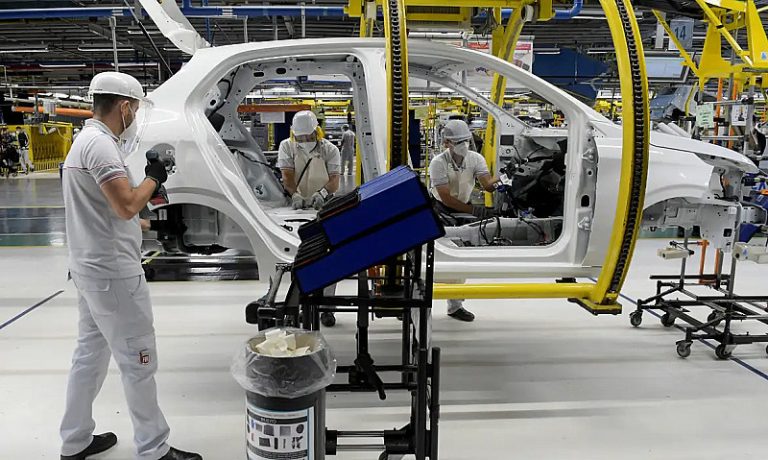 Indústria fecha 2025 com alta de 0,6%, pressionada pelos juros altos