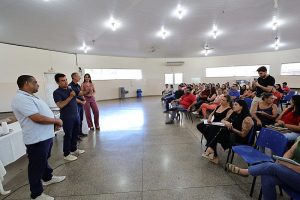 Marçal Filho anuncia projeto de reajuste salarial durante capacitação de professores